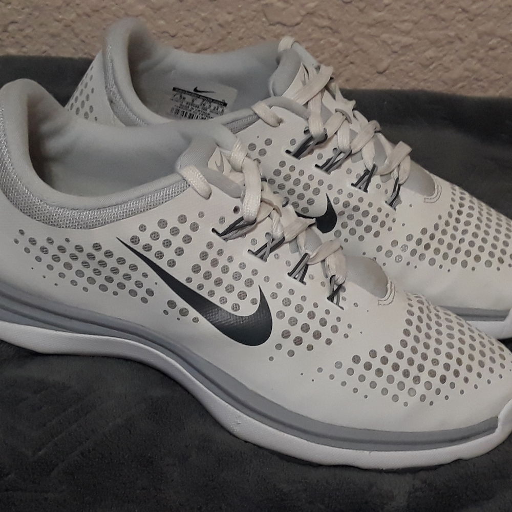 Nike Size 7.5W Womens Tennis Shoes $35 Obo
